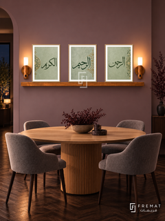 FREMAT Mercy Medallion shelf set with three 30 x 40 cm frames, 2 cm white borders, honey wood shelf and two warm sensor lamps. Night contemporary aubergine dining room, muted mauve wall, round light oak table, grey upholstered chairs, dark parquet, arched doorway left.