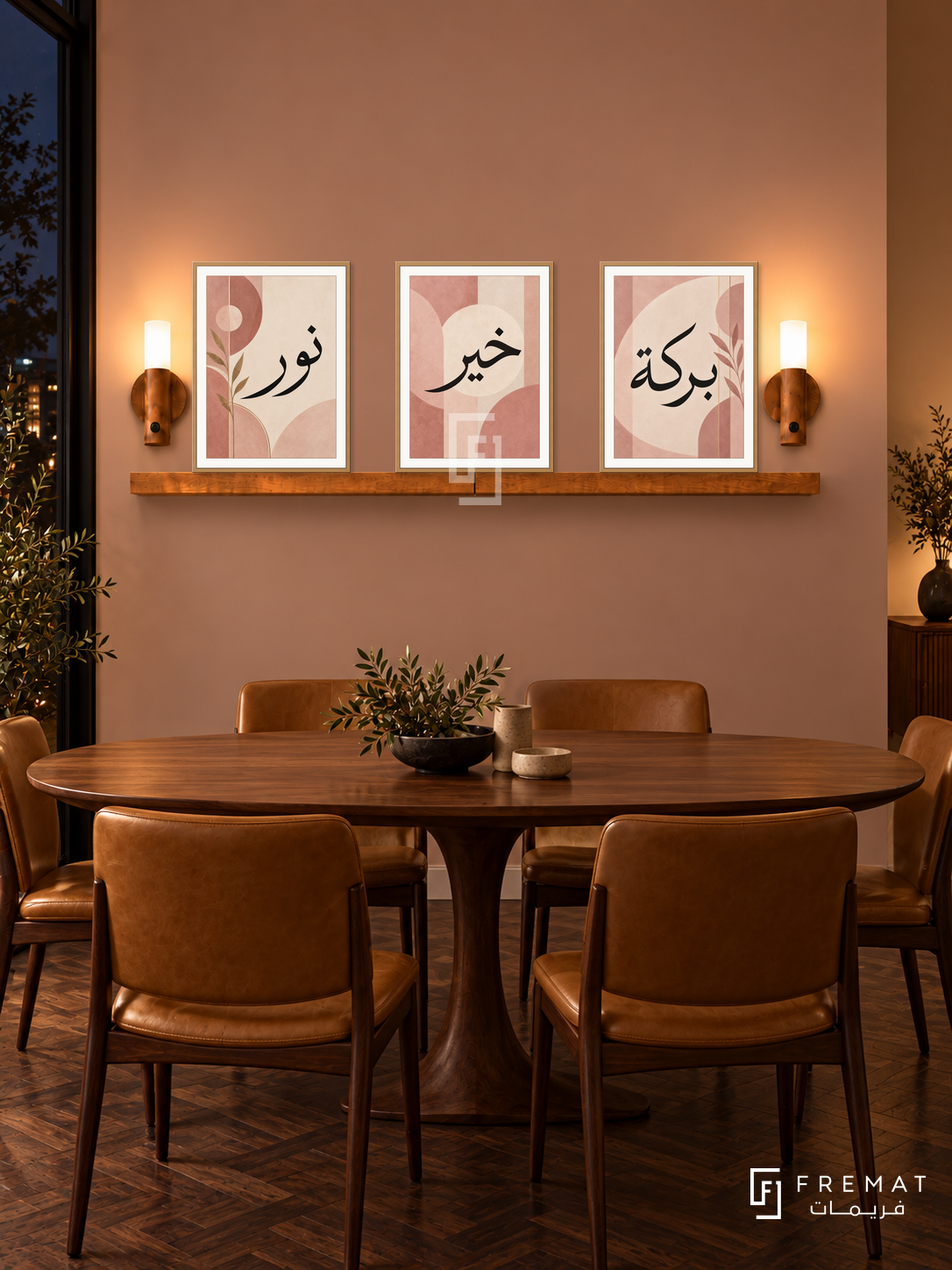 FREMAT Blush Geometry shelf set with three 30 x 40 cm wooden texture frames, 2 cm white borders, honey wood shelf and two warm sensor lamps. Night midcentury dining room, warm blush wall, walnut oval table, caramel leather dining chairs, dark parquet, dark window left.