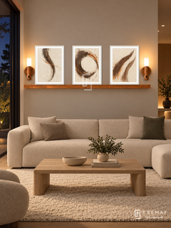 FREMAT Sand Script shelf set with three 30 x 40 cm white frames, 2 cm white borders, honey wood shelf and two warm sensor lamps. Night minimal family living room, sand taupe wall, ivory low modular sofa, pale oak rectangular table, thick cream rug, dark patio glass left, soft recessed lighting.