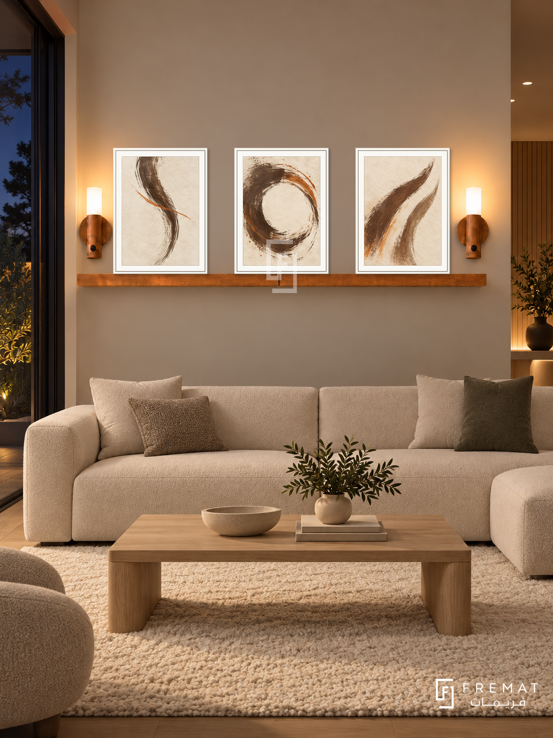 FREMAT Sand Script shelf set with three 30 x 40 cm white frames, 2 cm white borders, honey wood shelf and two warm sensor lamps. Night minimal family living room, sand taupe wall, ivory low modular sofa, pale oak rectangular table, thick cream rug, dark patio glass left, soft recessed lighting.