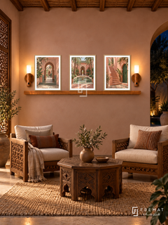 FREMAT Marrakech Rose shelf set with three 30 x 40 cm wooden texture frames, 2 cm white borders, honey wood shelf and two warm sensor lamps. Night Moroccan earth-toned living room, sand-pink wall, carved cedar chairs with oatmeal cushions, octagonal wooden table, woven rug, dark courtyard right, timber ceiling.