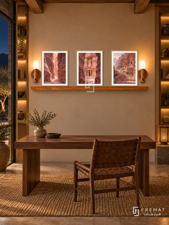 FREMAT Petra Rose shelf set with three 30 x 40 cm wooden texture frames, 2 cm white borders, honey wood shelf and two warm sensor lamps. Night Petra lodge library, warm sand wall, walnut writing desk, woven leather chair, timber beams and lantern-lit side shelves.